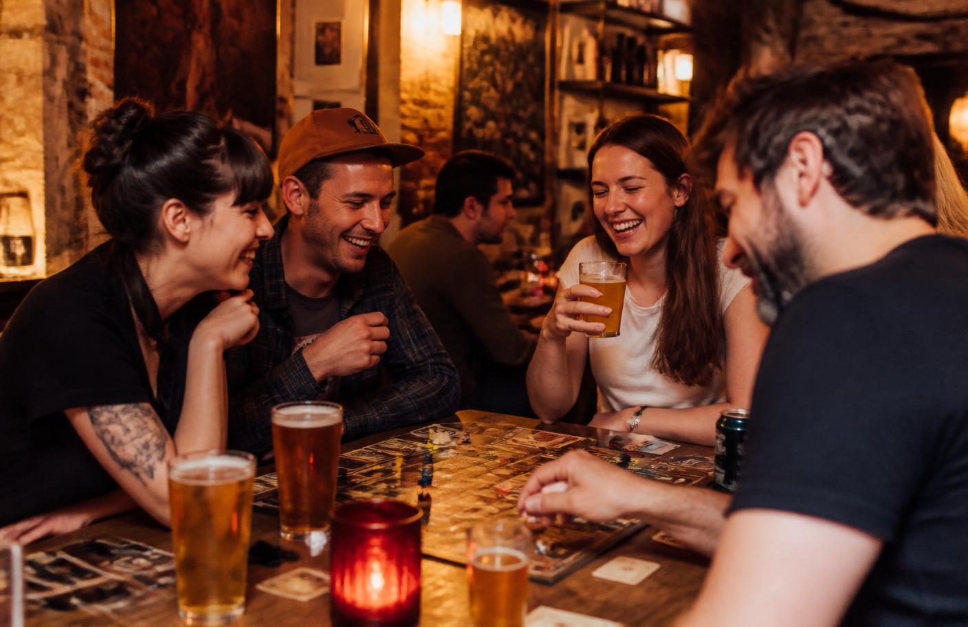 Baráti társaság társasjátékozik és sörözik a Sheldon's pub-ban
